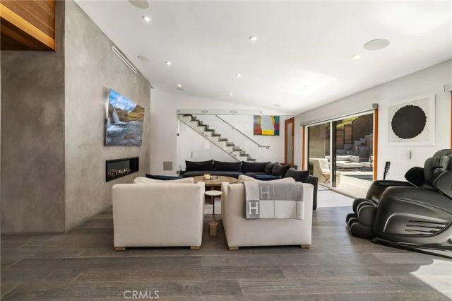 4189 S Cloverdale Avenue, Los Angeles, CA 90008