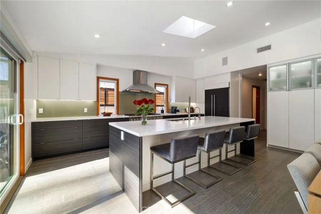 4189 S Cloverdale Avenue, Los Angeles, CA 90008