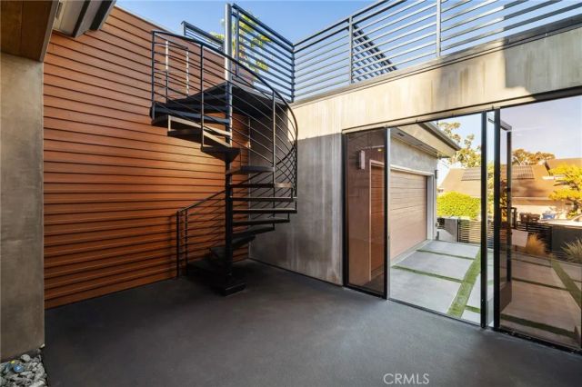 4189 S Cloverdale Avenue, Los Angeles, CA 90008