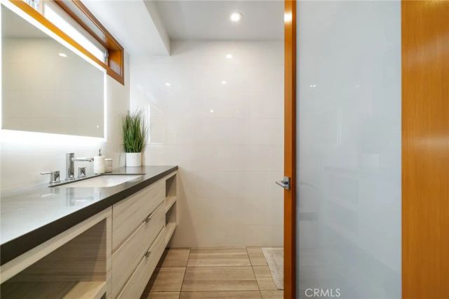 4189 S Cloverdale Avenue, Los Angeles, CA 90008