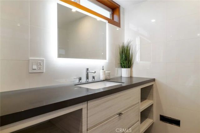 4189 S Cloverdale Avenue, Los Angeles, CA 90008