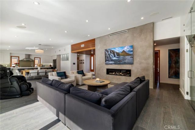 4189 S Cloverdale Avenue, Los Angeles, CA 90008