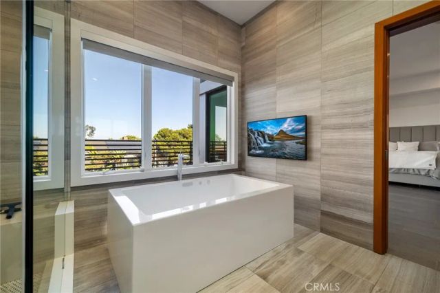 4189 S Cloverdale Avenue, Los Angeles, CA 90008