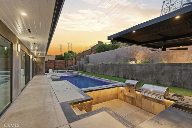 4189 S Cloverdale Avenue, Los Angeles, CA 90008