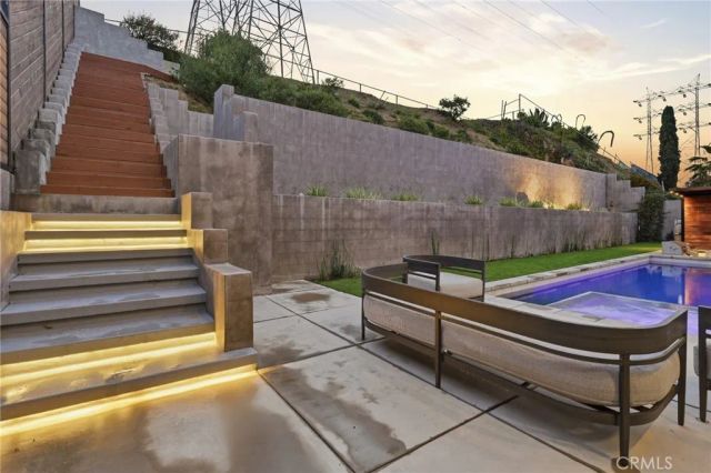 4189 S Cloverdale Avenue, Los Angeles, CA 90008