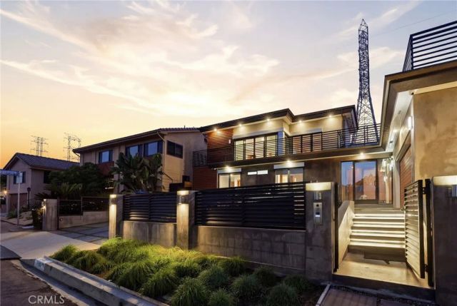 4189 S Cloverdale Avenue, Los Angeles, CA 90008