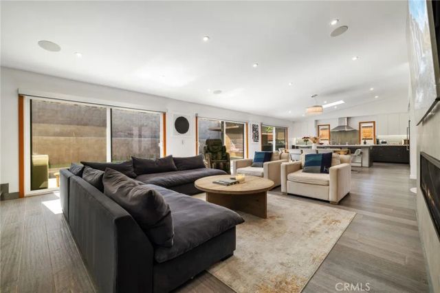 4189 S Cloverdale Avenue, Los Angeles, CA 90008