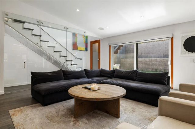 4189 S Cloverdale Avenue, Los Angeles, CA 90008