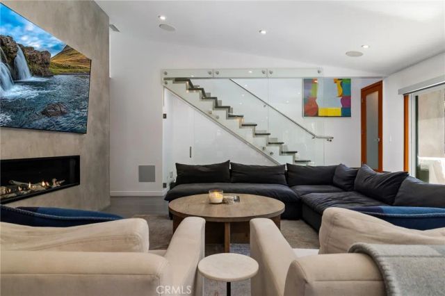 4189 S Cloverdale Avenue, Los Angeles, CA 90008