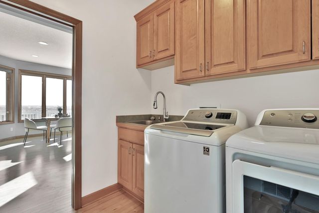 3020 Carey Heights Drive, Maplewood, MN 55109