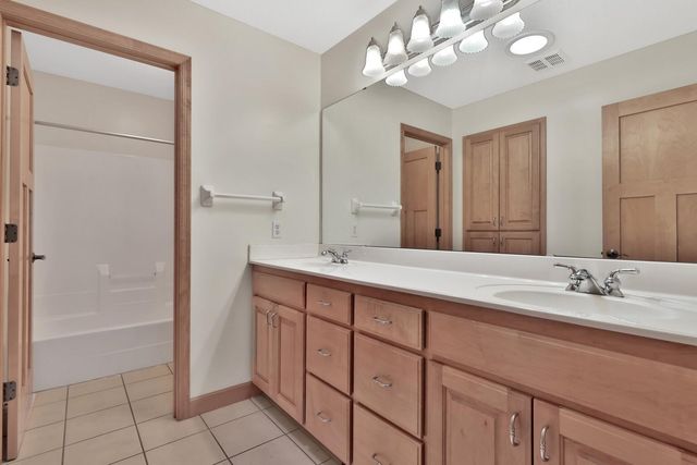 3020 Carey Heights Drive, Maplewood, MN 55109