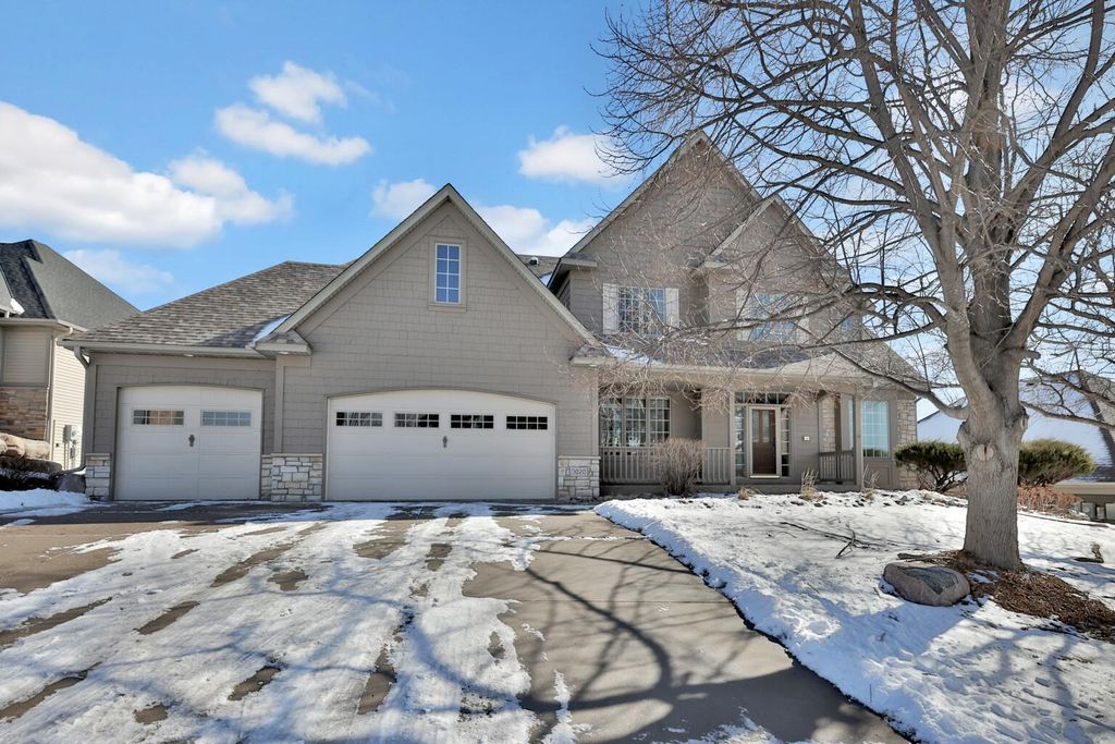 3020 Carey Heights Drive, Maplewood, MN 55109