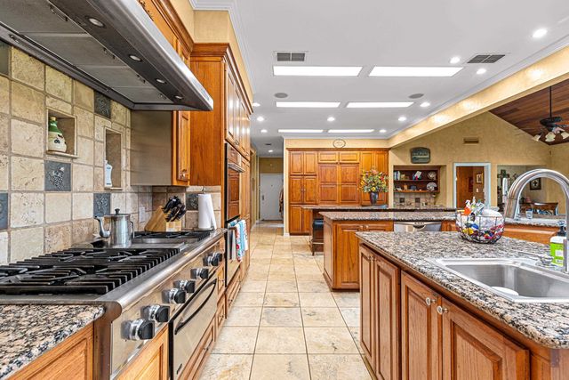 5 Oak Forest Drive, Longview, TX 75605