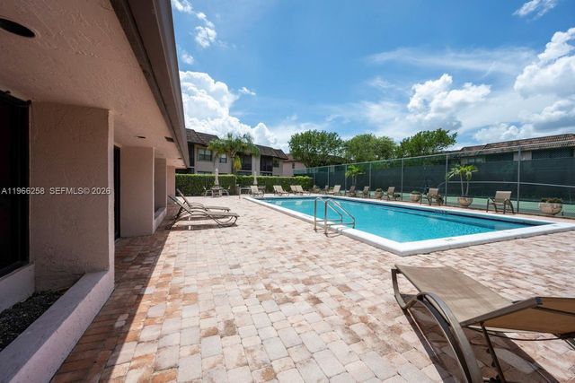 10537 NW 11th St 202, Pembroke Pines, FL 33026