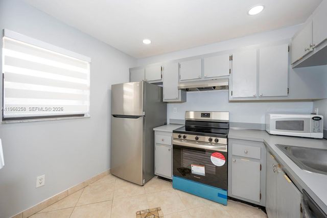 10537 NW 11th St 202, Pembroke Pines, FL 33026