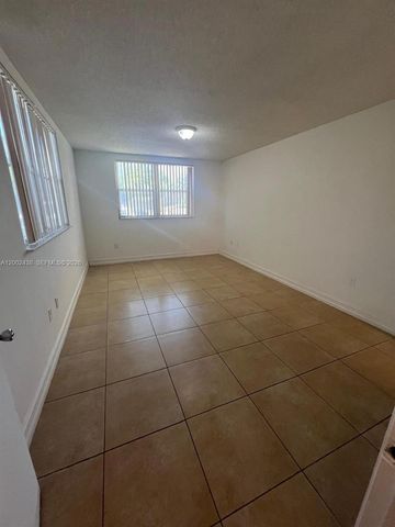 8333 Lake Dr 101, Doral, FL 33166