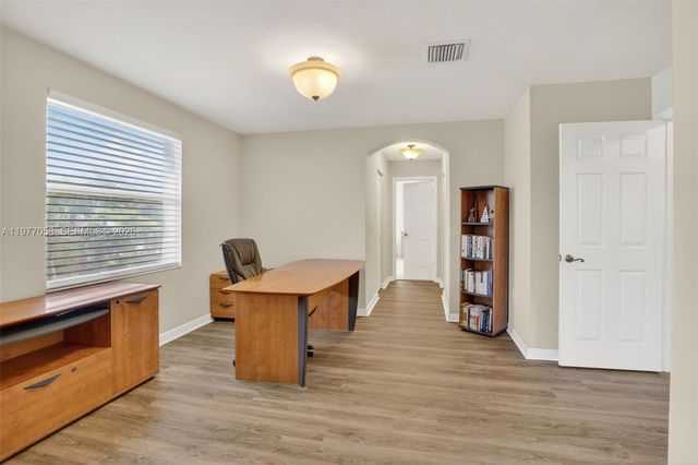 19151 N Hibiscus St, Weston, FL 33332