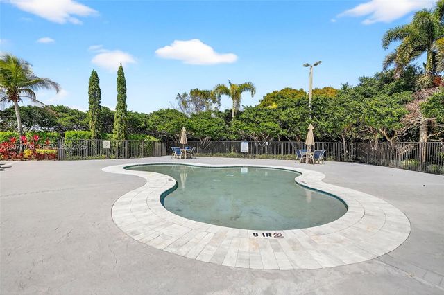 19151 N Hibiscus St, Weston, FL 33332