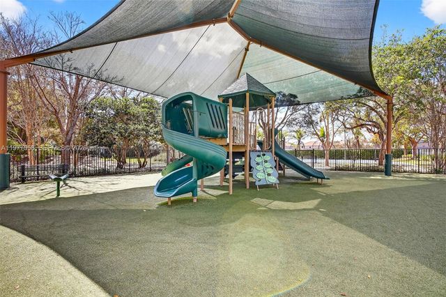 19151 N Hibiscus St, Weston, FL 33332