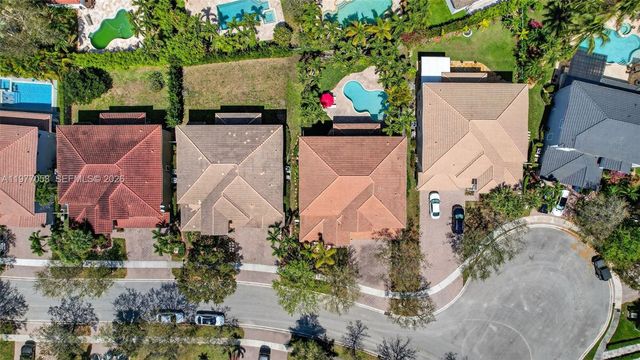 19151 N Hibiscus St, Weston, FL 33332