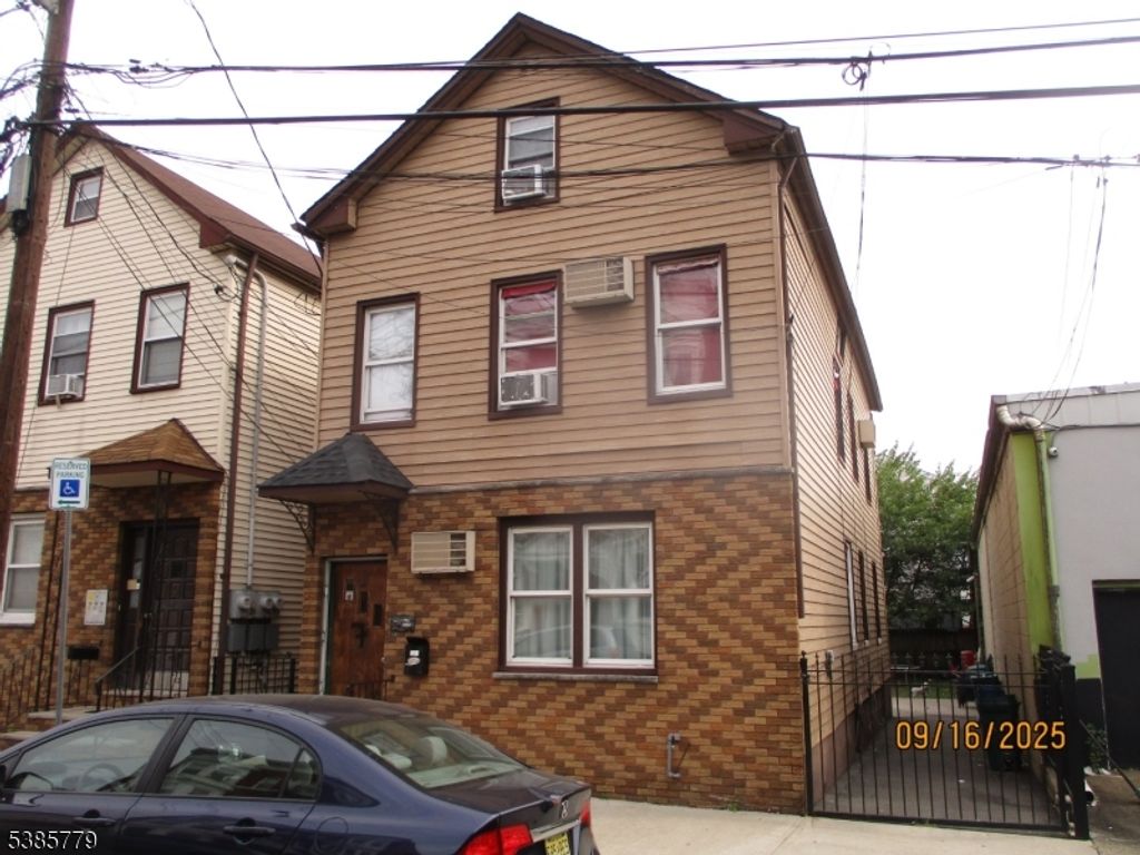 7 Kossuth St, Newark City, NJ 07105