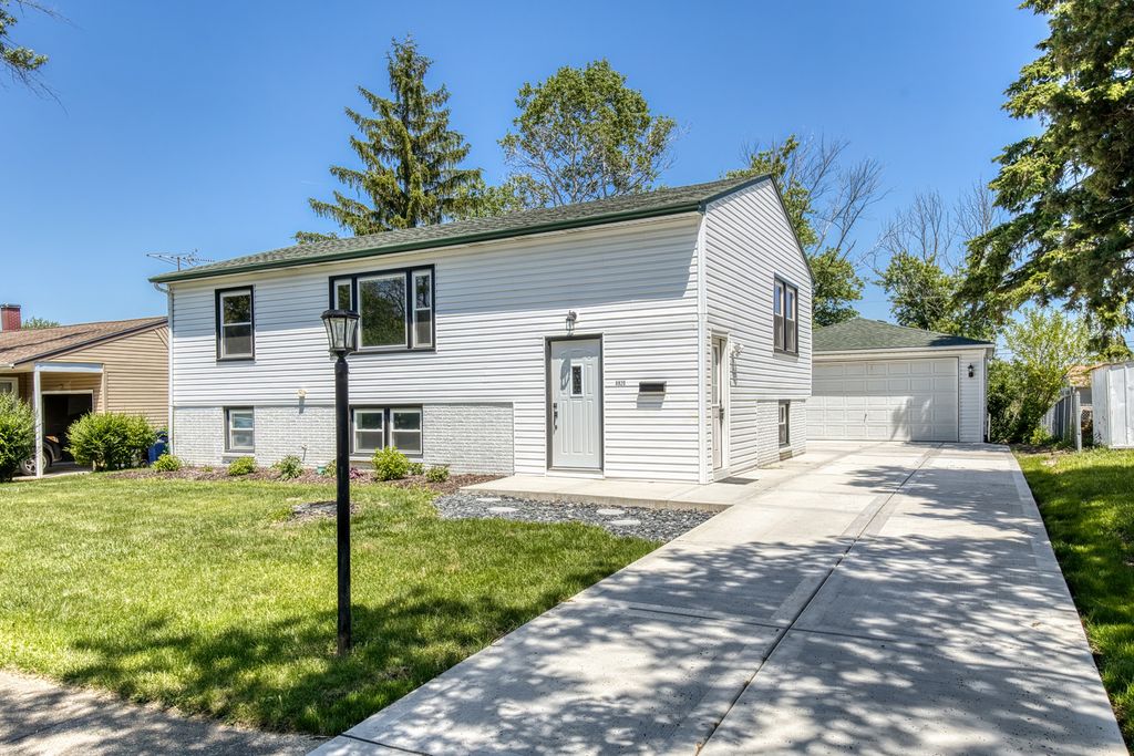 8920 Fairway Drive, Orland Park, IL 60462