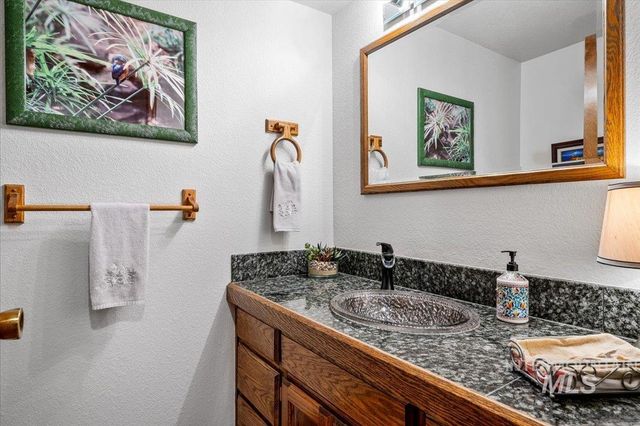 704 N Nicklaus Ln, Eagle, ID 83616