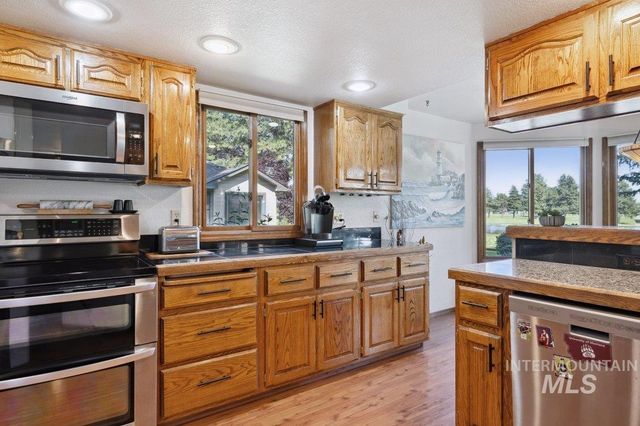 704 N Nicklaus Ln, Eagle, ID 83616