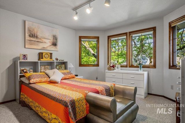 704 N Nicklaus Ln, Eagle, ID 83616