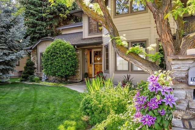 704 N Nicklaus Ln, Eagle, ID 83616