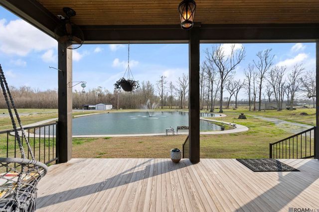 10082 Swanson Rd, Port Allen, LA 70767