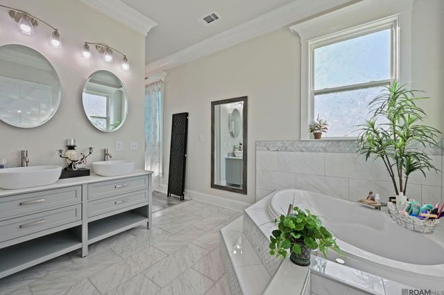 10082 Swanson Rd, Port Allen, LA 70767