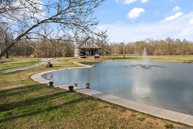 10082 Swanson Rd, Port Allen, LA 70767