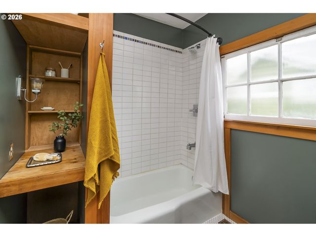 1235 Se REYNOLDS St, Portland, OR 97202