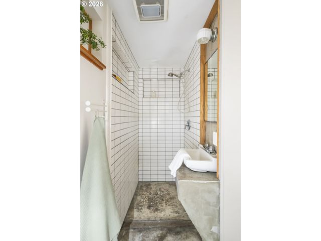 1235 Se REYNOLDS St, Portland, OR 97202