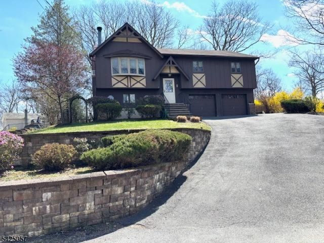 8 Loyola Ct, Hopatcong Boro, NJ 07843