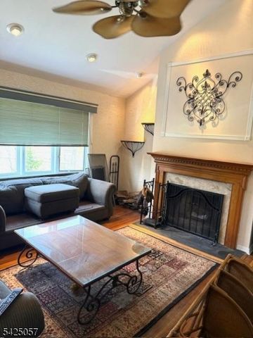 8 Loyola Ct, Hopatcong Boro, NJ 07843