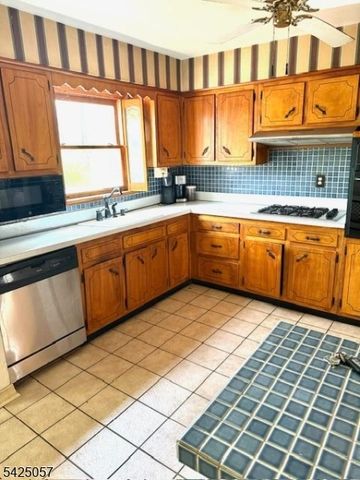 8 Loyola Ct, Hopatcong Boro, NJ 07843