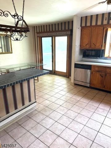 8 Loyola Ct, Hopatcong Boro, NJ 07843