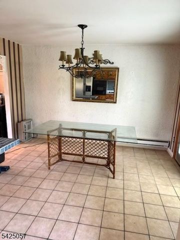 8 Loyola Ct, Hopatcong Boro, NJ 07843