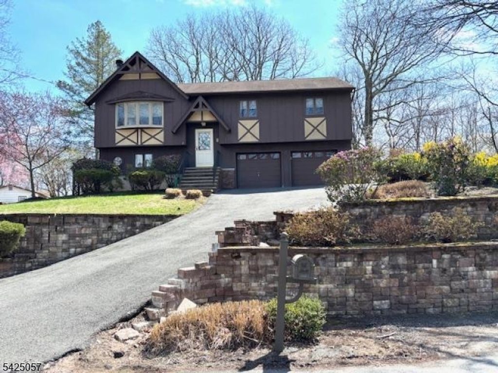 8 Loyola Ct, Hopatcong Boro, NJ 07843