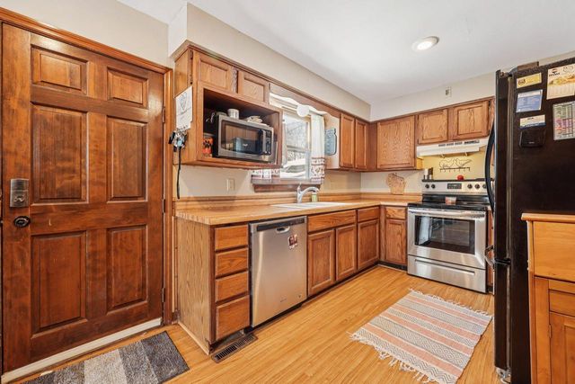 220 Waverly PLACE, Waukesha, WI 53186