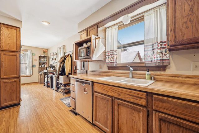 220 Waverly PLACE, Waukesha, WI 53186