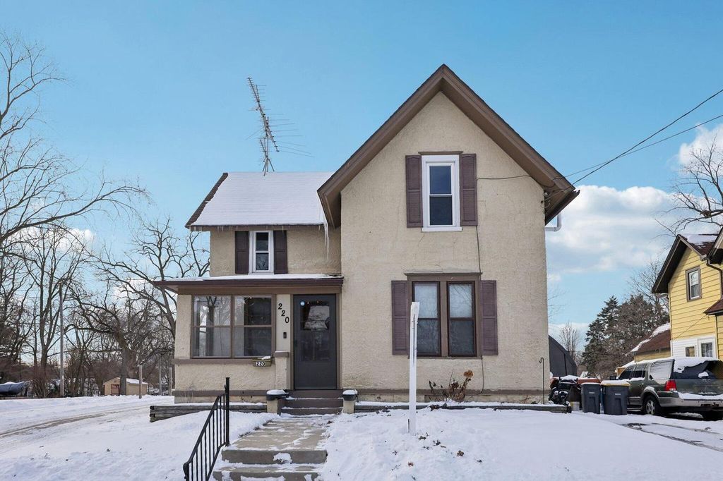 220 Waverly PLACE, Waukesha, WI 53186