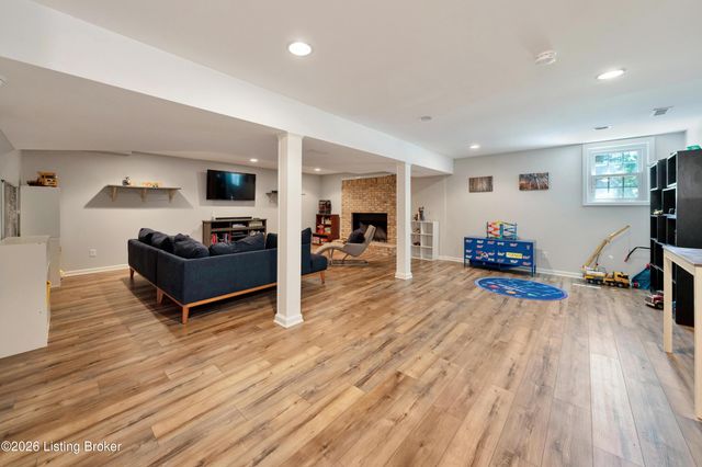 7415 Cambridge Dr, Crestwood, KY 40014