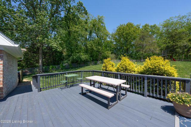 7415 Cambridge Dr, Crestwood, KY 40014