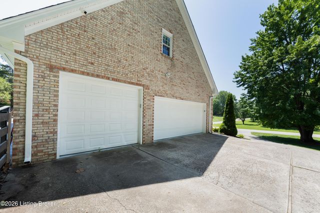 7415 Cambridge Dr, Crestwood, KY 40014