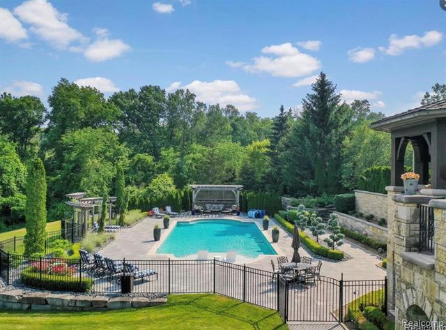 5537 Orchard Ridge, Rochester, MI 48306