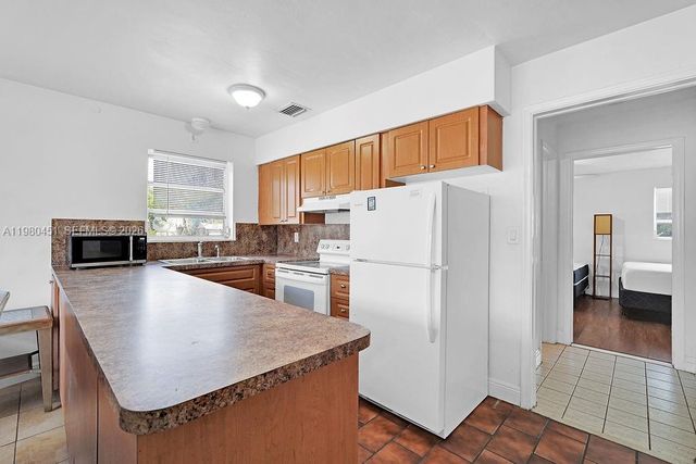 2419 Pierce St ., Hollywood, FL 33020