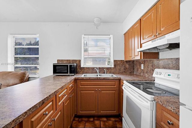 2419 Pierce St ., Hollywood, FL 33020